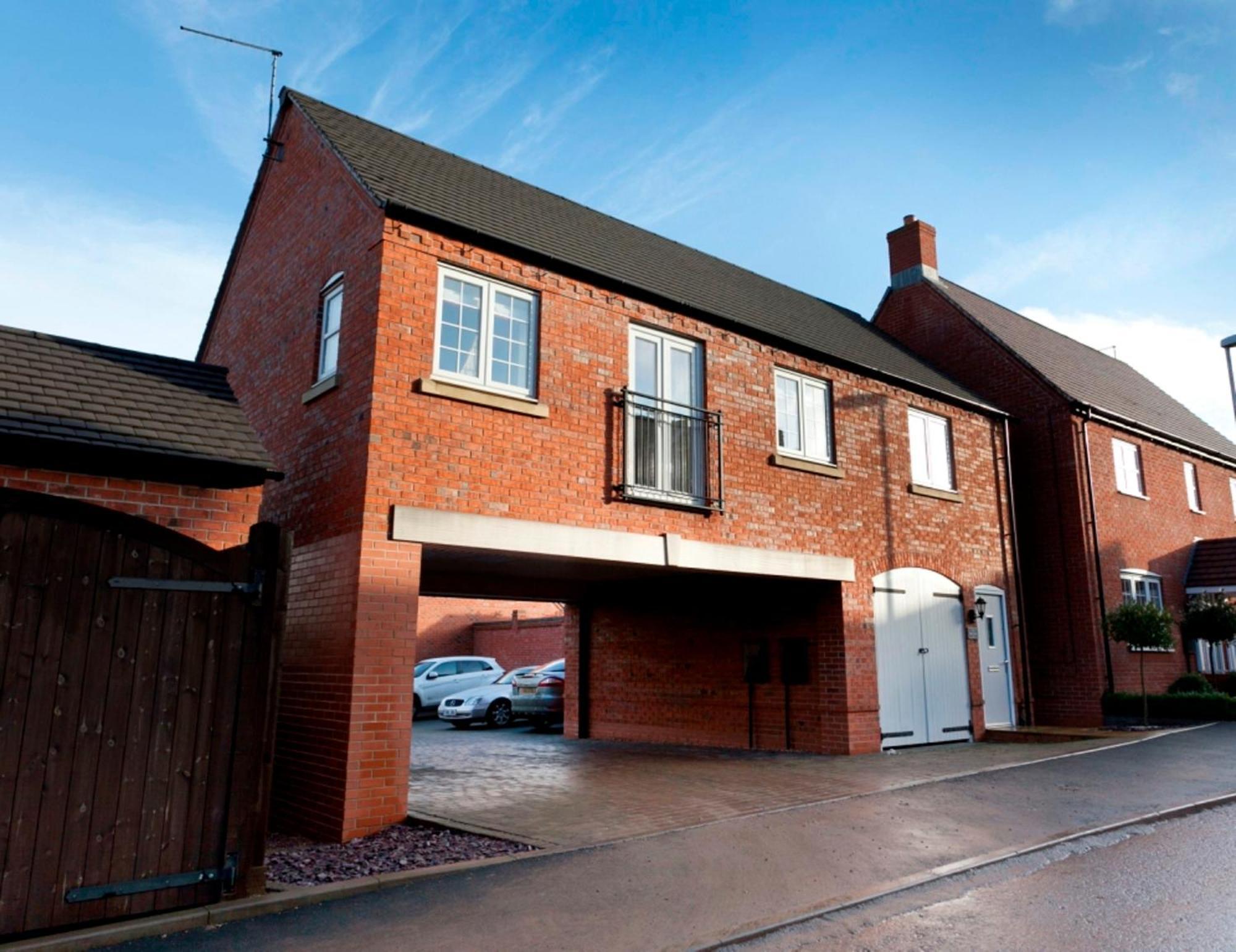 Dbs Serviced - The Coach House * Castle Donington